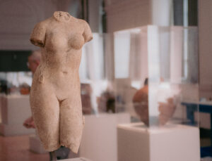 Statua acefala in marmo raffigurante Afrodite